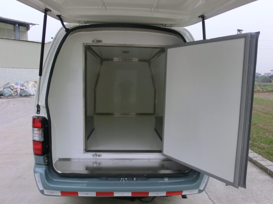 Smart Confidence: Custom Refrigerated Truck Body with 100mm Insulation for Safe Cold Chain - Image 4